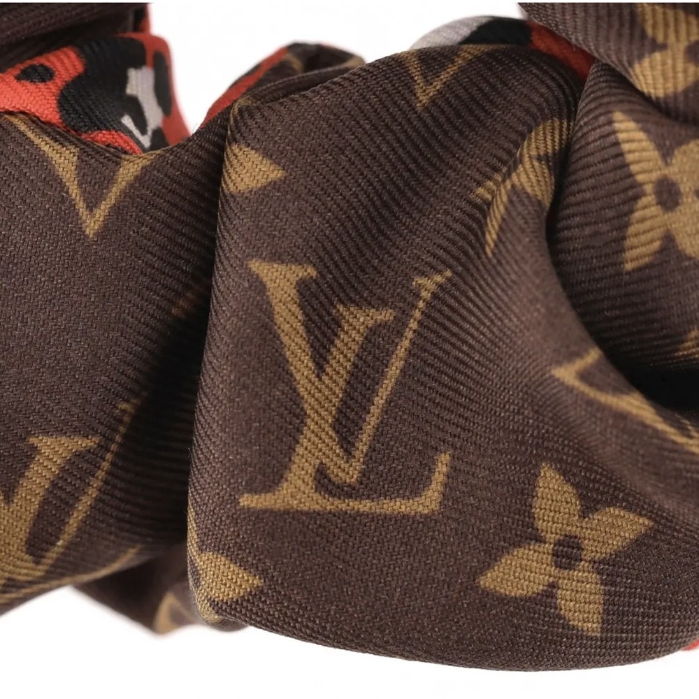 Louis Vuitton Be Mindful ChouChou Scrunchie - Picture 4 of 9